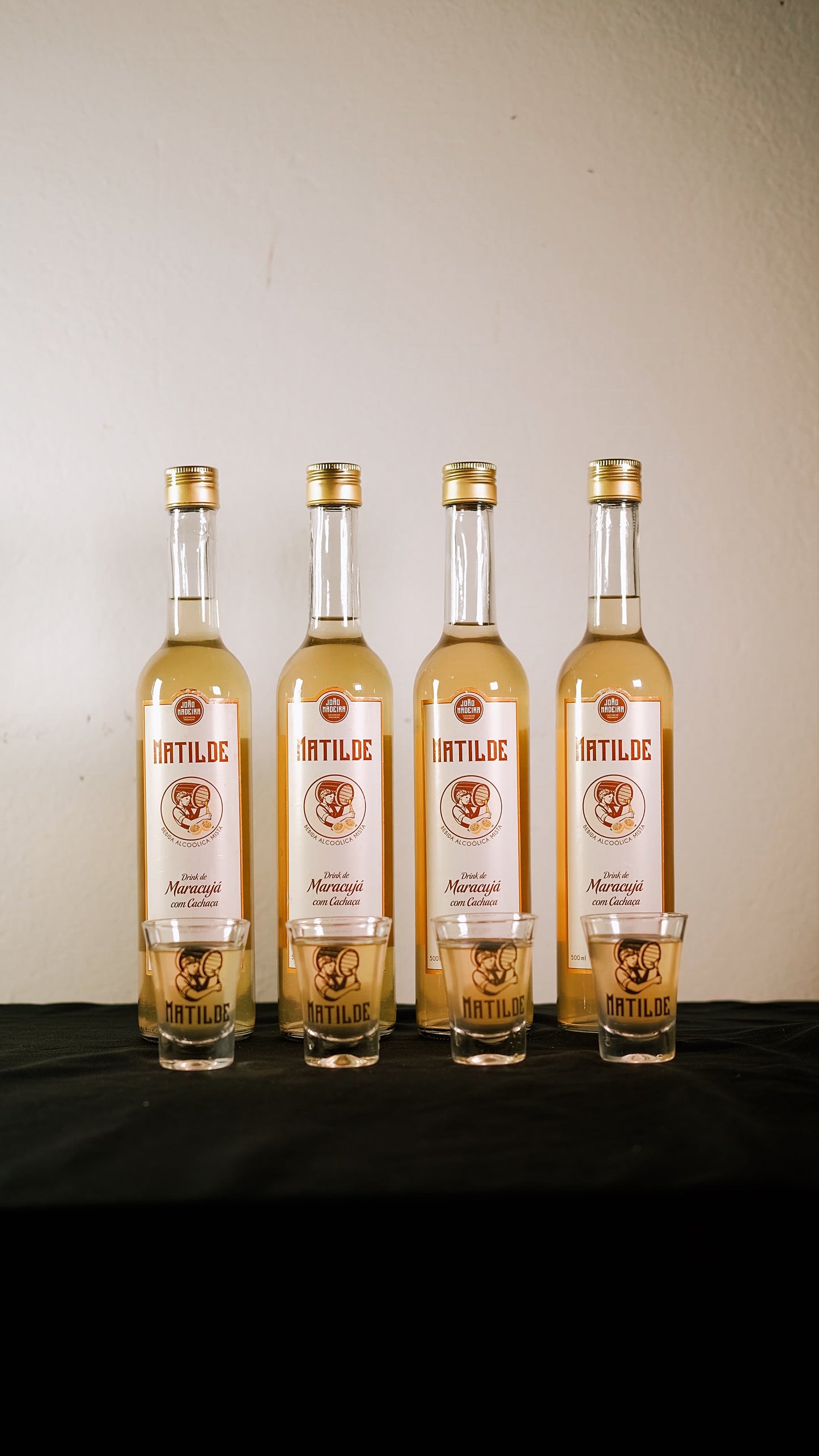Kit 4 Garrafas Matilde Maracujá 500ml + 4 Copos de Shot 60ml