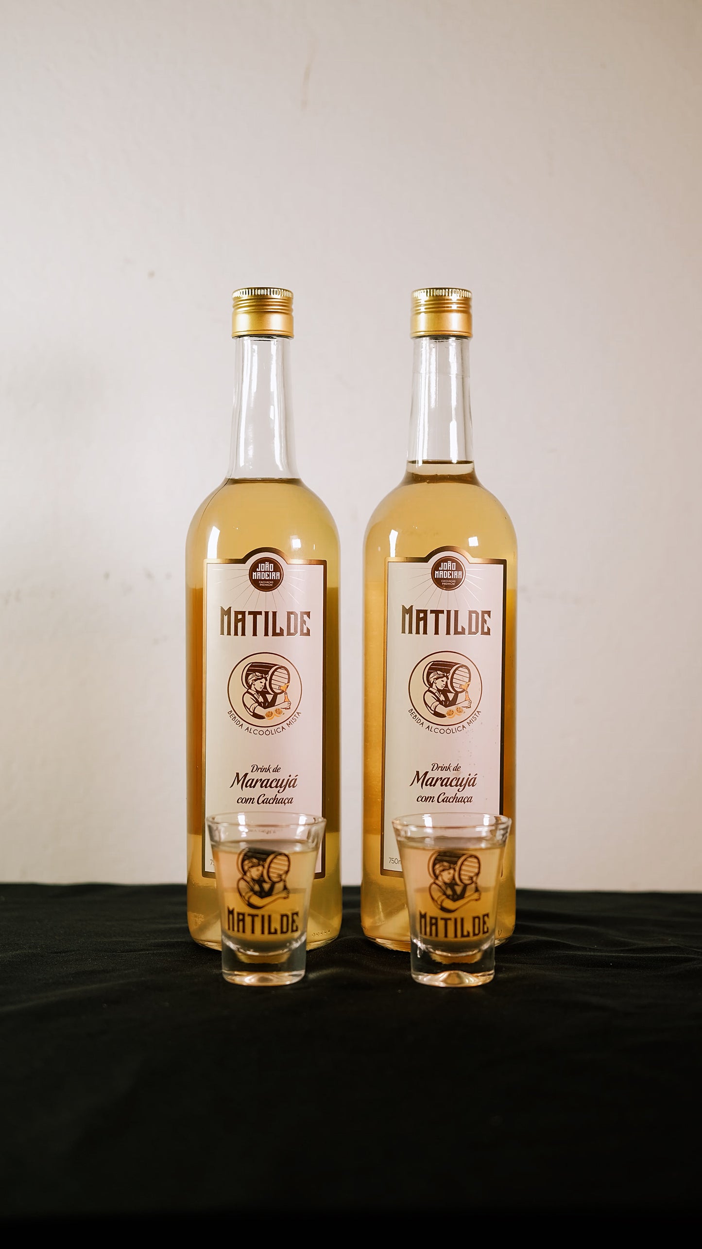 Kit 2 Garrafas Matilde Maracujá 750ml + 2 Copos de Shot 60ml