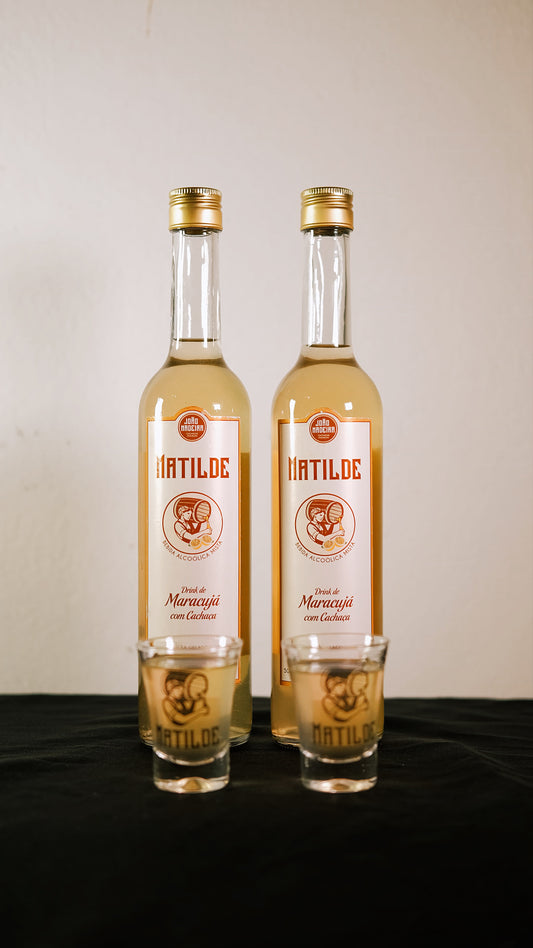 Kit 2 Garrafas Matilde Maracujá 500ml + 2 Copos de Shot 60ml