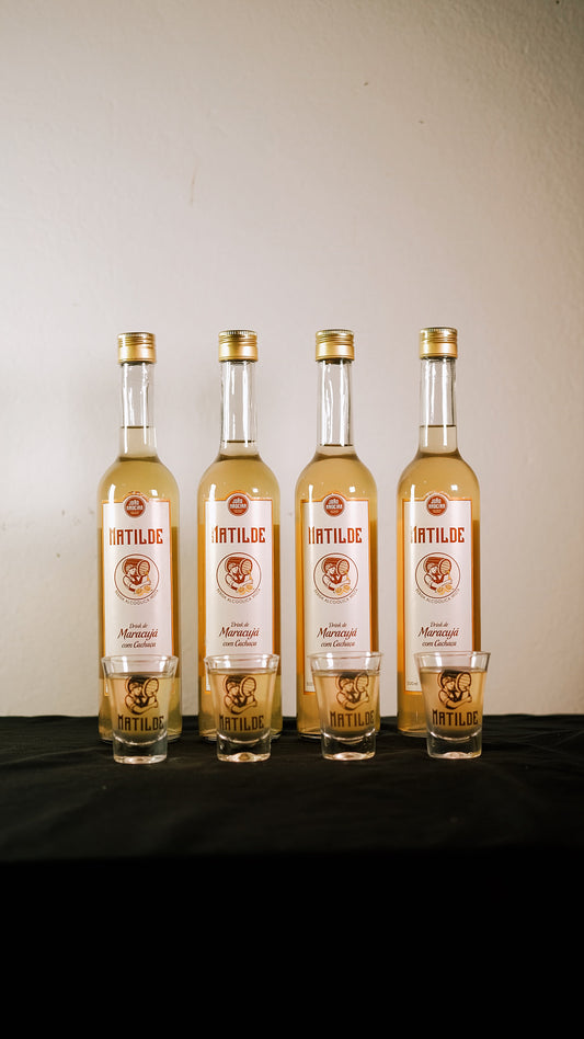 Kit 4 Garrafas Matilde Maracujá 500ml + 4 Copos de Shot 60ml
