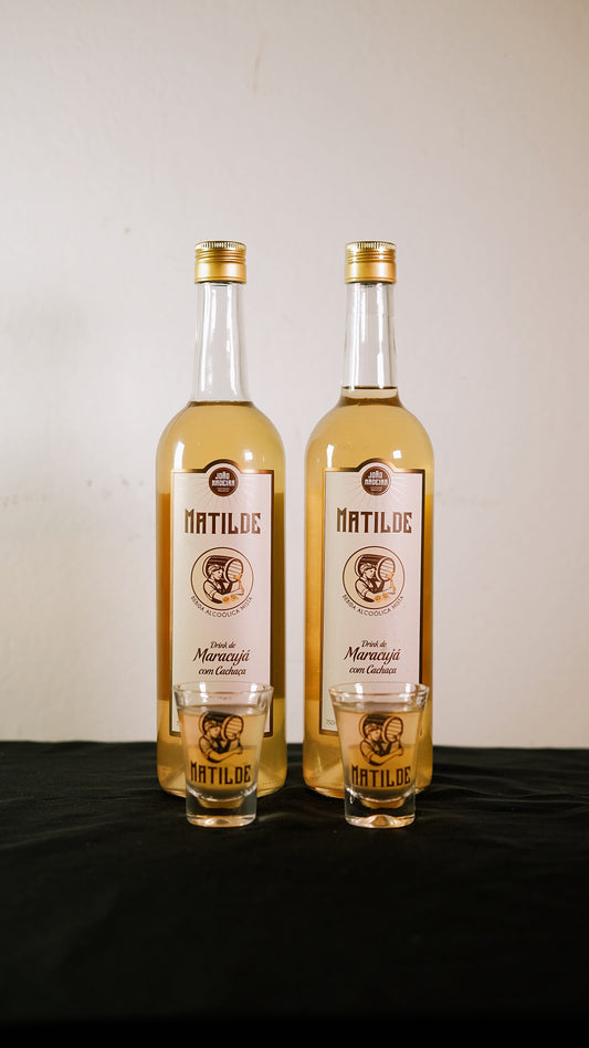 Kit 2 Garrafas Matilde Maracujá 750ml + 2 Copos de Shot 60ml