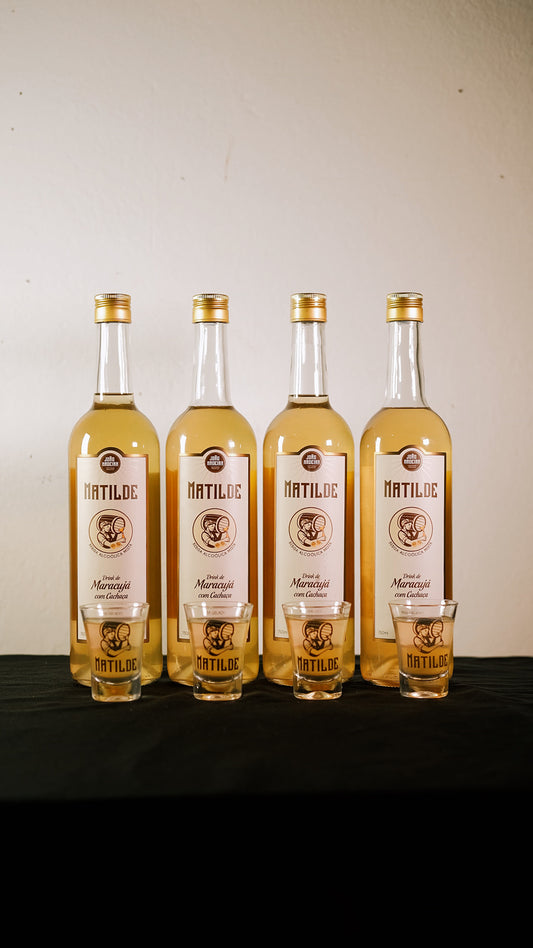 Kit 4 Garrafas Matilde Maracujá 750ml + 4 Copos de Shot 60ml